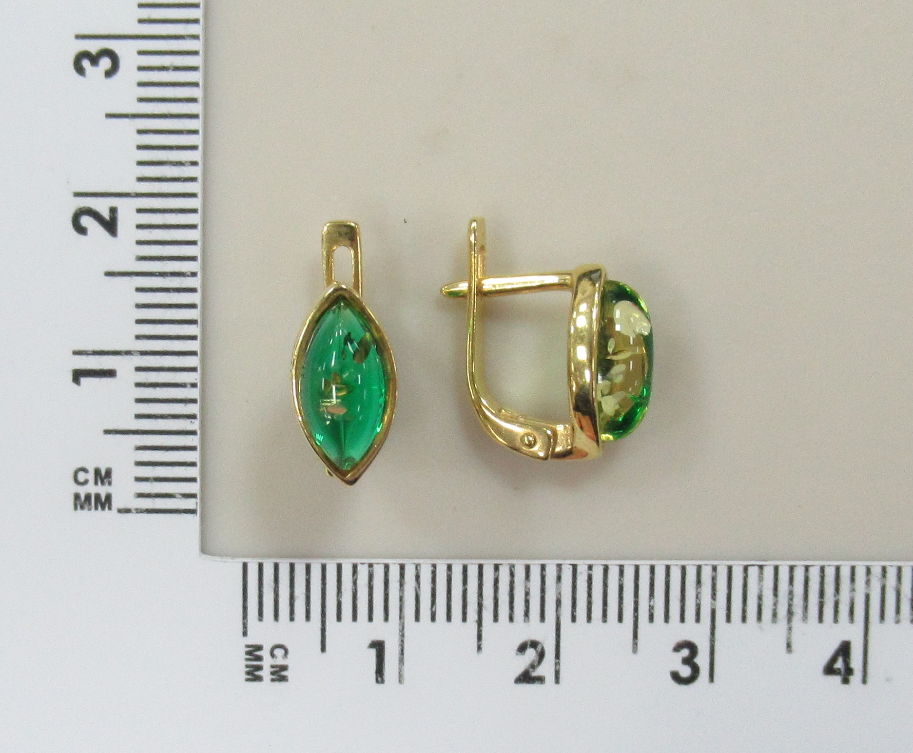 Серебряные серьги с зеленым янтарем